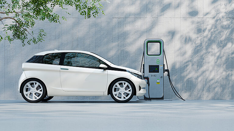 Elektroauto an einer Ladesäule